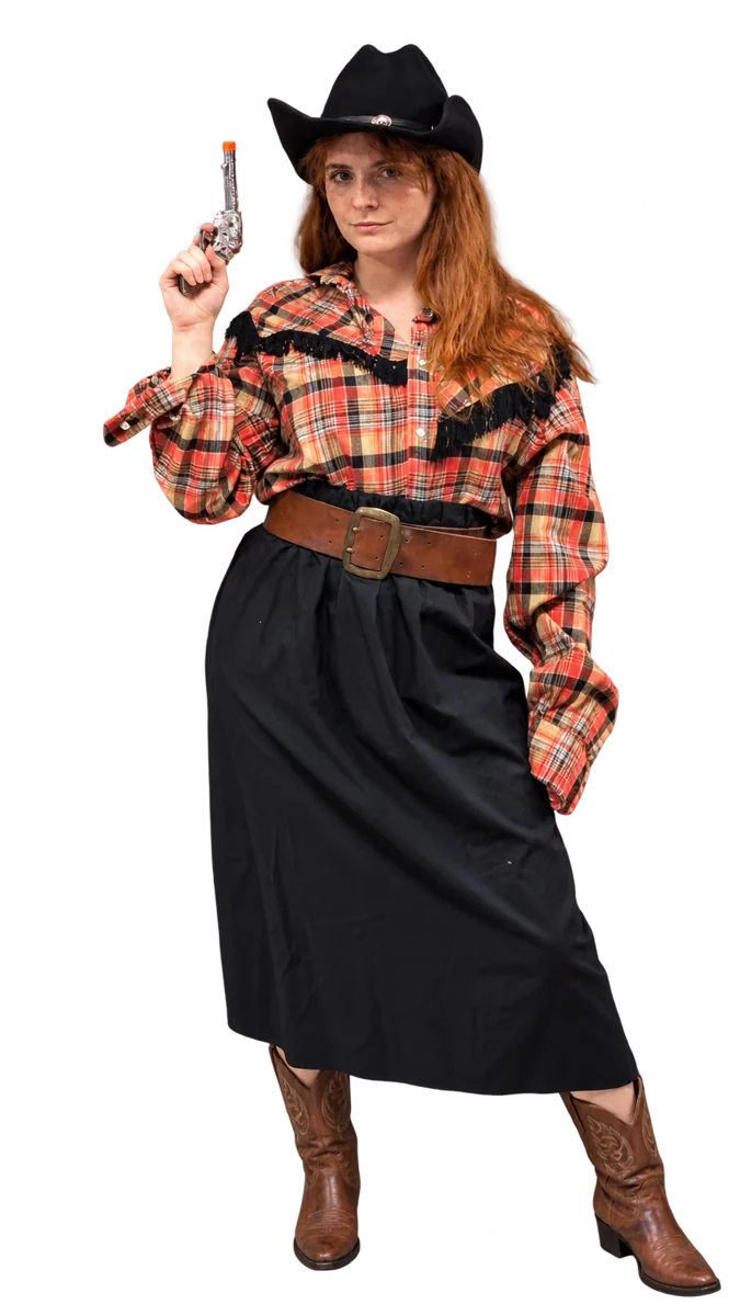 Costume de cow-girl : chemise à carreaux frangée, jupe noire, ceinturon et santiags