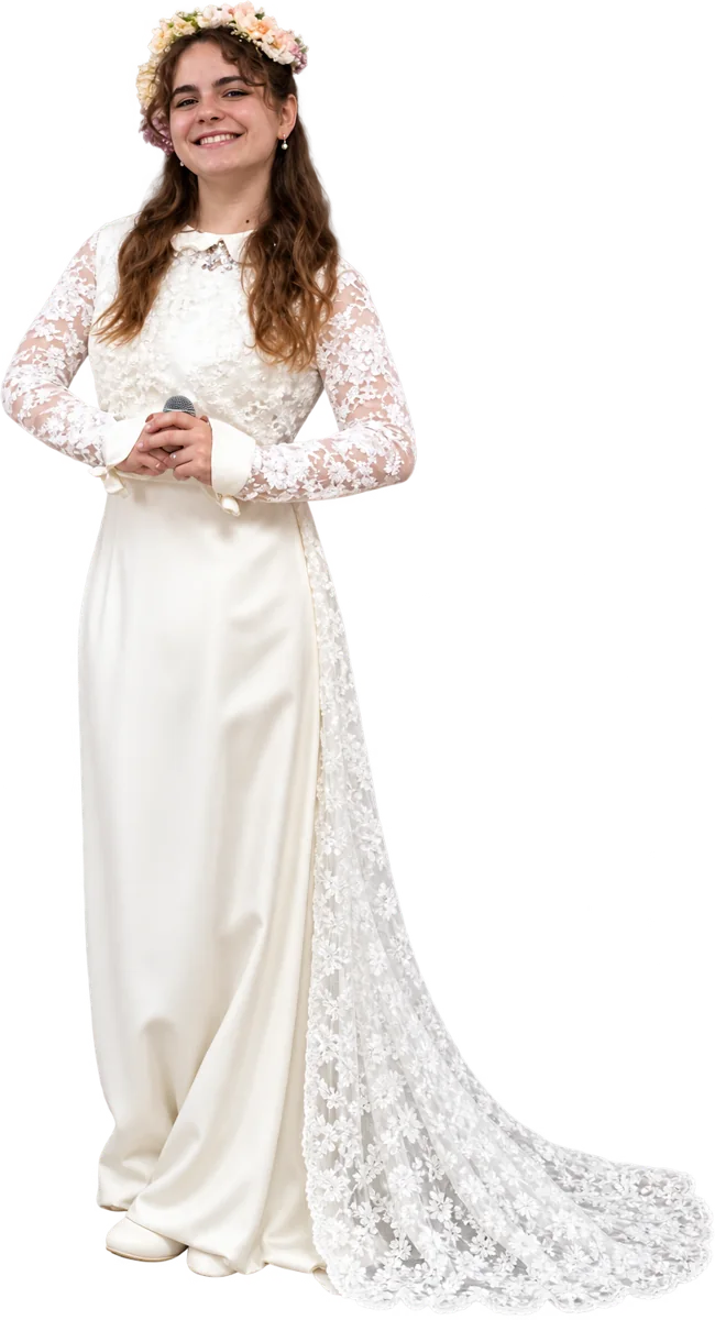 Robe blanche en dentelle avec traîne et couronne de fleurs