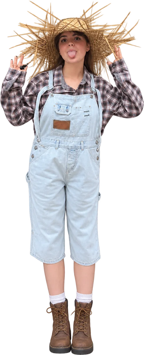 Salopette en jean, chemise à carreaux et chapeau de paille ébouriffé