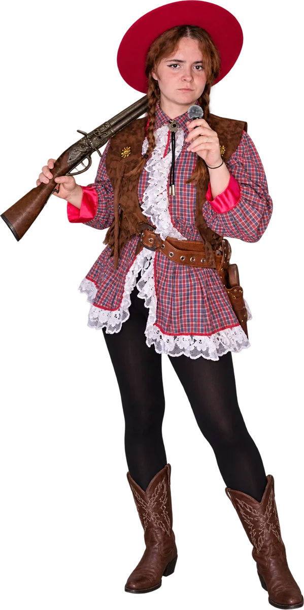 Chemise à carreaux et dentelle, gilet frangé, chapeau rouge et santiags