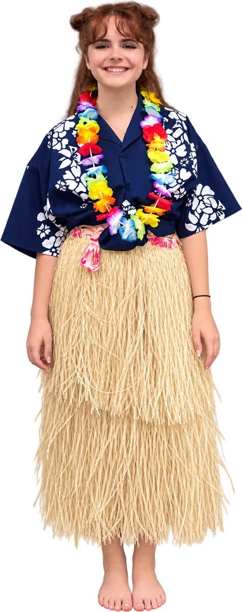 Chemise fleurie bleu marine, collier de fleurs multicolores et jupe en raphia
