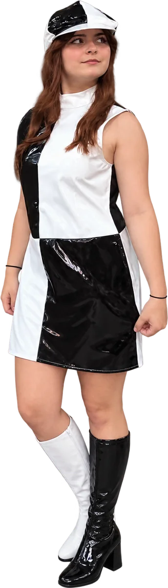Robe vinyle noire et blanche, casquette assortie et bottes montantes dépareillées